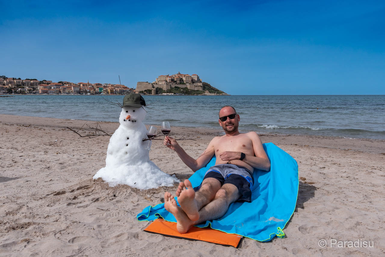 Martin Lendi avec bonhomme de neige à la plage de Calvi